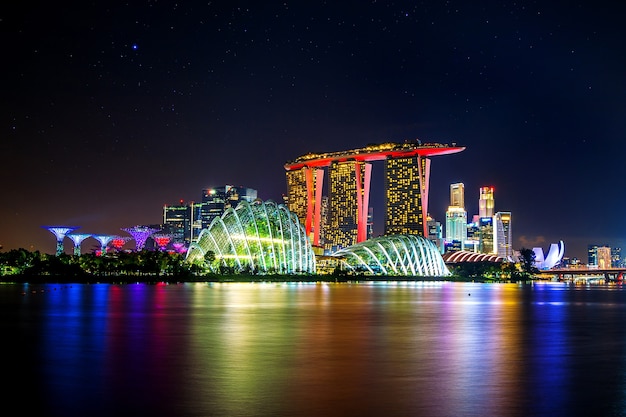 Городской пейзаж ночью в Сингапуре.