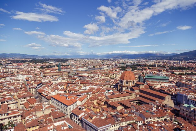 많은 건물과 예배당이있는 이탈리아 산 로렌조의 도시 풍경
