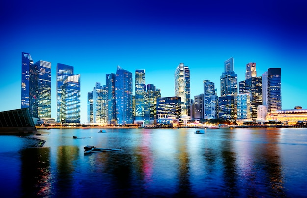 Foto gratuita concetto panoramico di notte di paesaggio urbano singapore