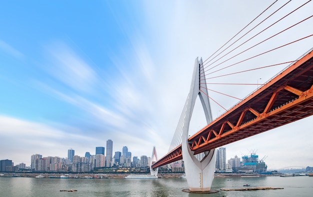 都市景観と雲の中の重慶のスカイライン
