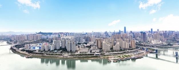 都市景観と雲の中の重慶のスカイライン