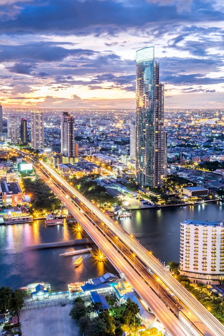 無料Photo 都市の景観とタイ、バンコクの夕暮れの建物