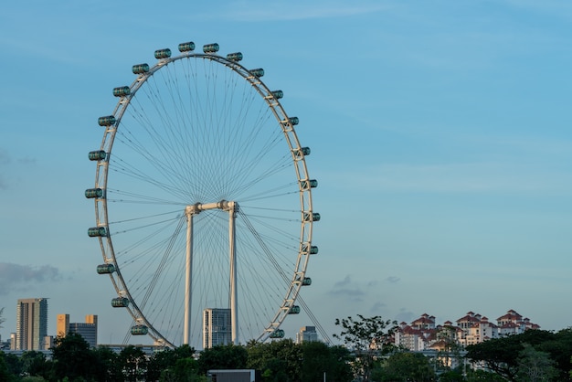 青い空を背景にしたシンガポールとシンガポール・フライヤーの街並み