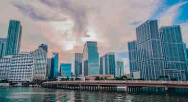 무료 사진 미국 마이애미 브리켈 키 파크(brickell key park miami)의 다리와 스카이라인이 있는 도시 풍경