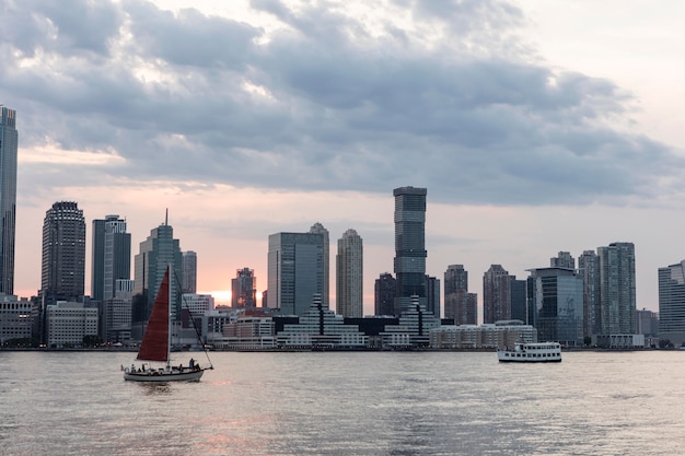 Foto gratuita paesaggio urbano con grandi edifici e acqua