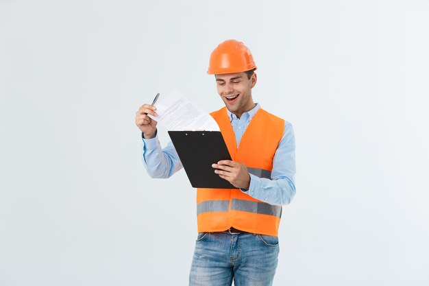 토목 기사 또는 건축 공학 및 안전 헬멧을 사용하여 건물, 엔지니어링 및 건축가 개념을 확인하는 작업자.