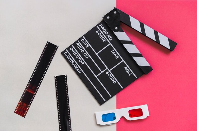 カートンの近くのclapboard 3dの眼鏡