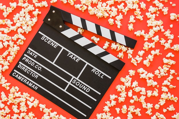 Free photo clapperboard and popcorn decoration