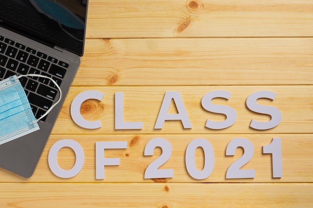 Foto gratuita classe 2021 congratulazioni laureato