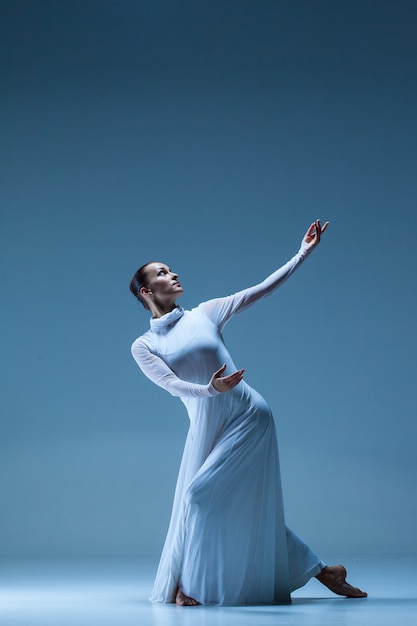 Foto gratuita ballerina classica danza sul blu