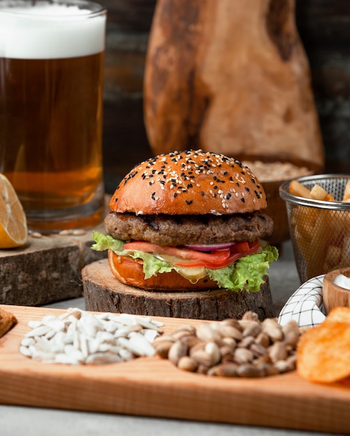 フライドポテトとビールを添えたクラシックなハンバーガー