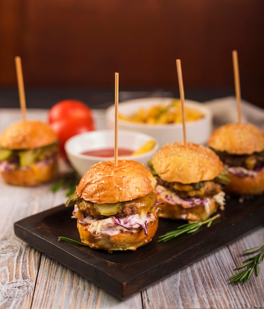 Foto gratuita hamburger classici pronti per essere serviti con il primo piano