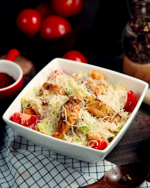 Free photo classic caesar salad with chicken