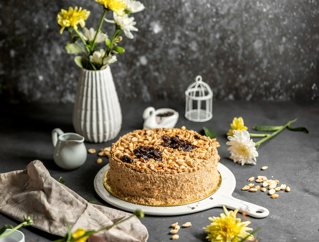 Классический торт с арахисом и изюмом