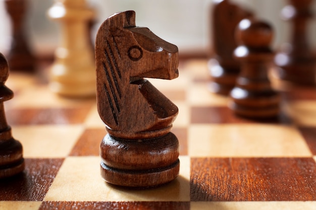 Бесплатное фото Классический натюрморт с шахматной доской