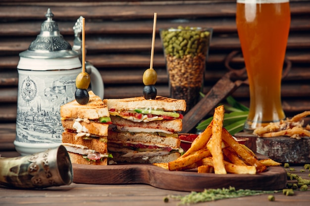 Бесплатное фото Классический клубный бутерброд с картофелем фри