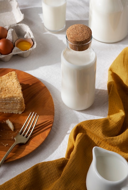 Foto gratuita classica bottiglia di vetro di latte