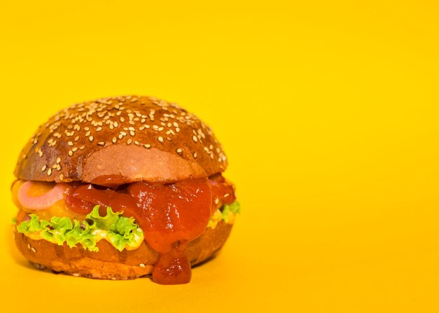 Foto gratuita hamburger classico ripieno di lattuga e ketchup