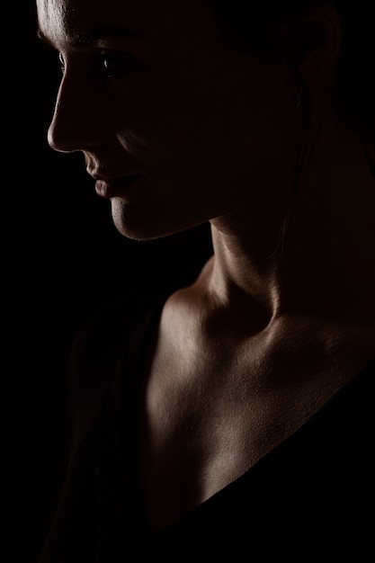 女性の古典的な肖像画のシルエット