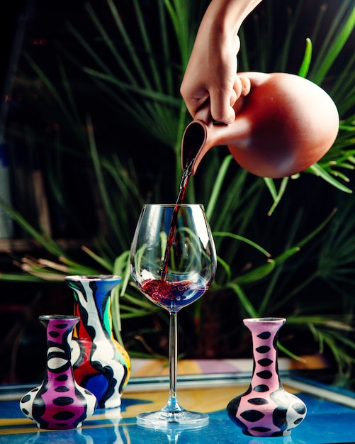 Foto gratuita classico vino rosso sul tavolo