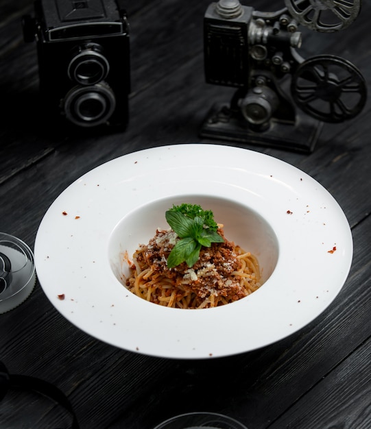 Spaghetti classici alla bolognese con parmigiano