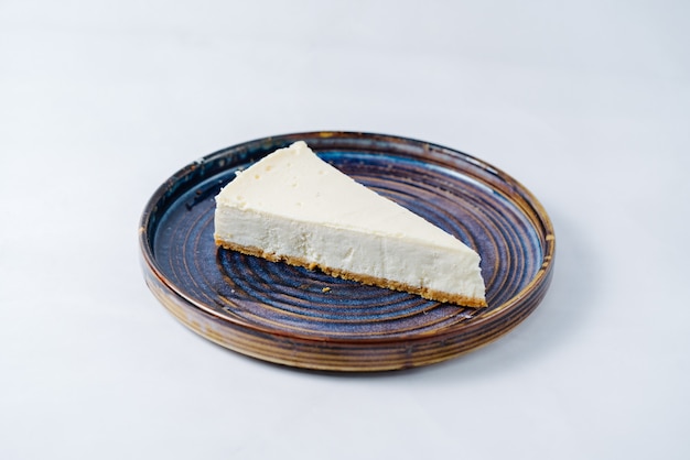 古典的なチーズケーキを皿に添えて