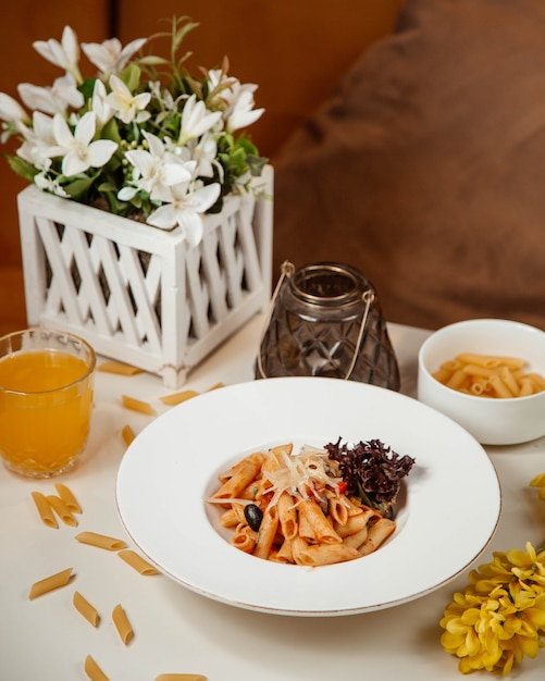 Free photo classical tomato pasta with olives