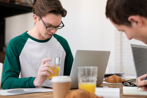 グループ学習中に一緒に昼食をとるクラスメート