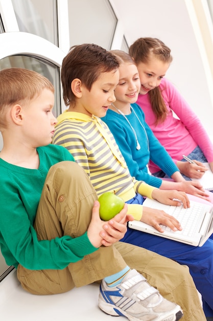 Compagni di classe di apprendimento con il computer portatile