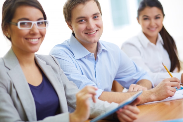 Foto gratuita compagni di classe che preparano la presentazione