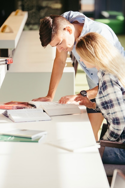 Foto gratuita compagni di classe con libri