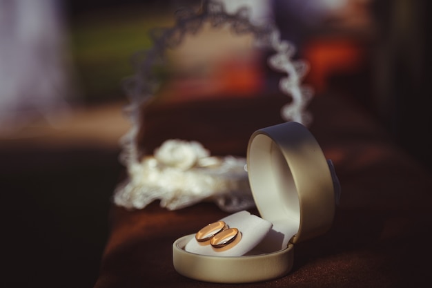 고급스러운 결혼 반지는 흰색 벨벳 상자에 서 스파클