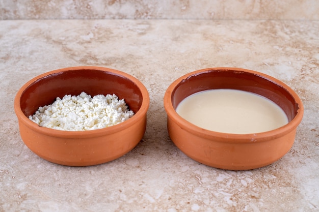 Foto gratuita una ciotola di argilla piena di deliziosa ricotta