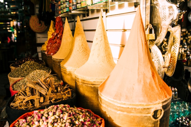 모로코에서 시장에 항아리