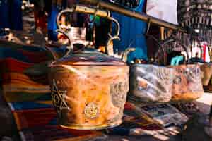 Бесплатное фото Глиняные горшки на рынке в марокко