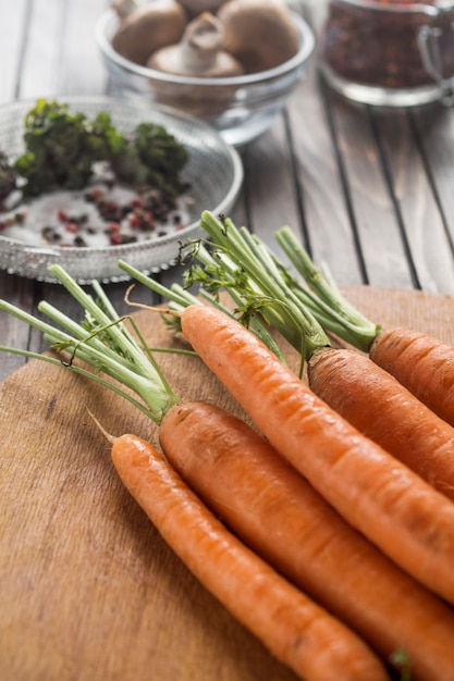 Free photo clean carrots on board