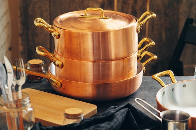 キッチン​で​きれいな​銅​調理​器具​を​クローズアップ