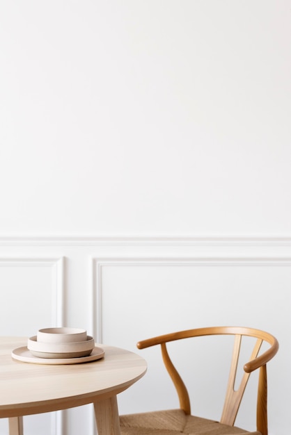 Чистый и минималистичный обеденный стол со стулом