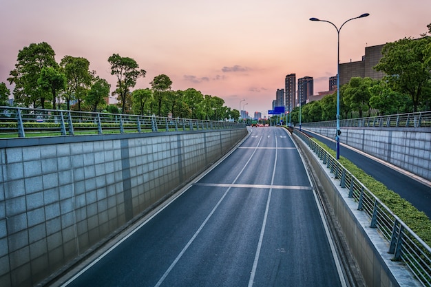 都市の清潔な道路、急速な都市の交通量。