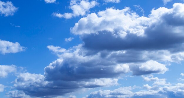 공기 솜털 구름과 깨끗한 하늘