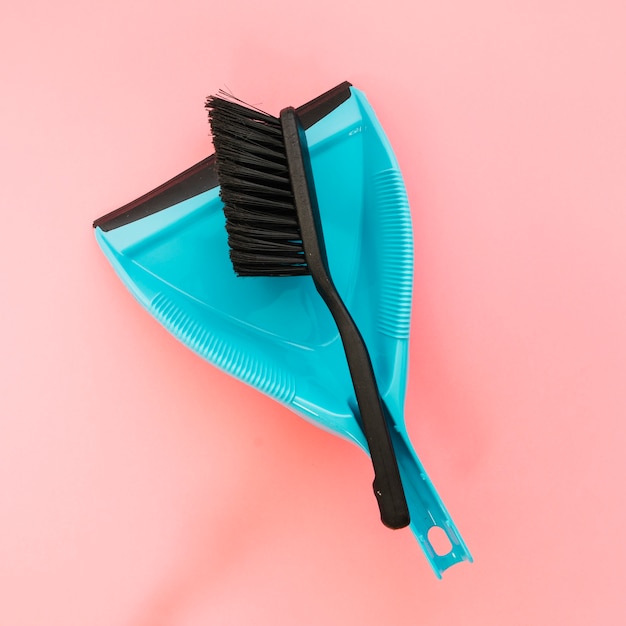 Free photo cleaning concept with broom and dustpan