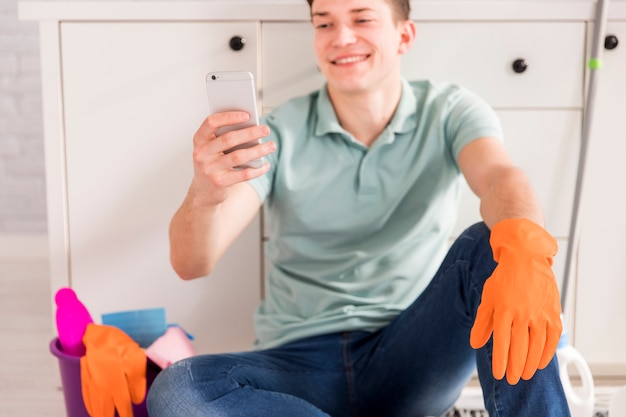 Концепция очистки с мужчина держит смартфон