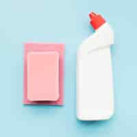 Free photo cleaning concept with plastic bottle and sponge