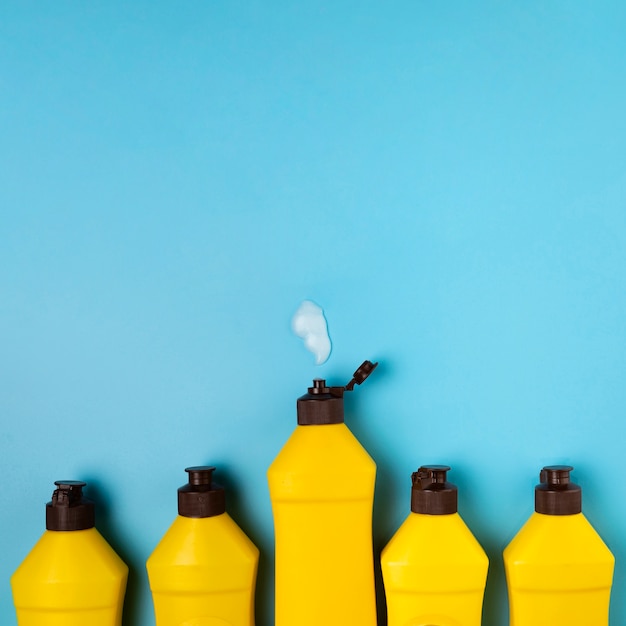 Concetto di pulizia con bottiglie di detergente giallo