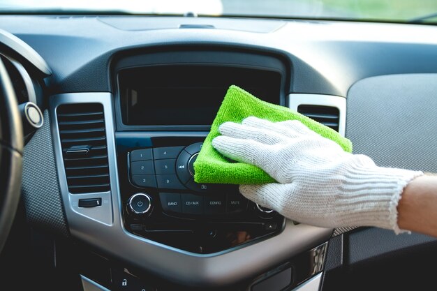 車のダッシュボードの掃除 プレミアム写真
