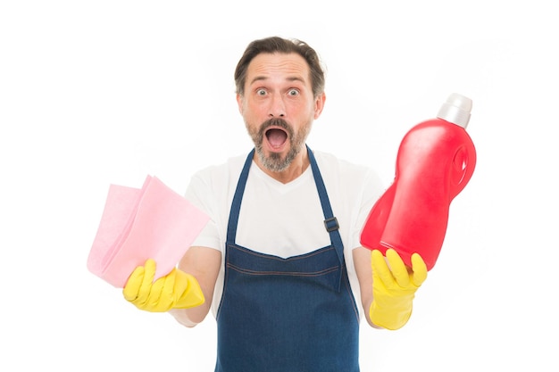 청소 요령과 요령. 청소 서비스 및 가사도우미. 고무 장갑을 낀 남자는 병 액체 비누 화학 세제를 들고 있습니다. 수염난 남자가 집을 청소합니다. 정리 개념입니다. 얼룩을 제거하십시오.