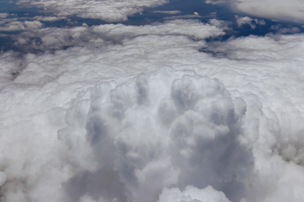 雲の上の飛行機の空からの素晴らしいスカイラインの眺め プレミアム写真 雲の上の飛行機の空からの素晴らしいスカイラインの眺め プレミアム写真