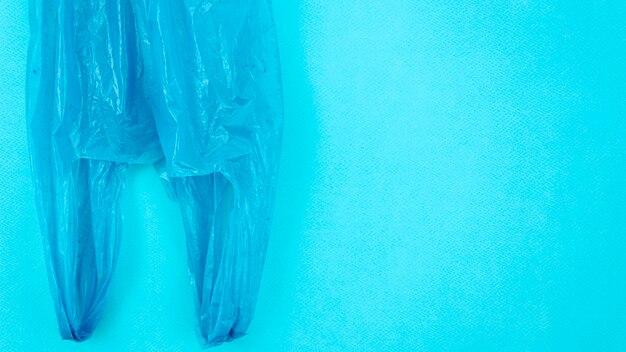 Прозрачный одноразовый пластиковый пакет на синем фоне