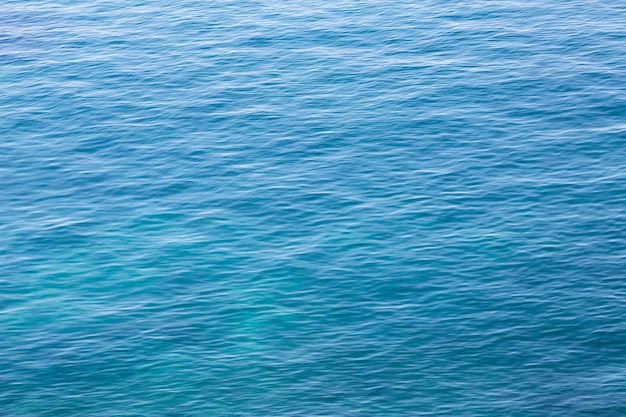澄んだ海の水の質感