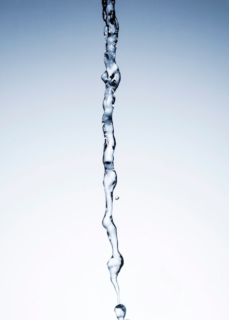 Foto gratuita acqua limpida che scorre su sfondo chiaro